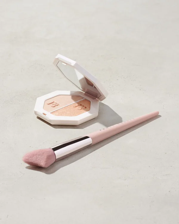 Cheek-Hugging Highlight Brush 120 - Image 3