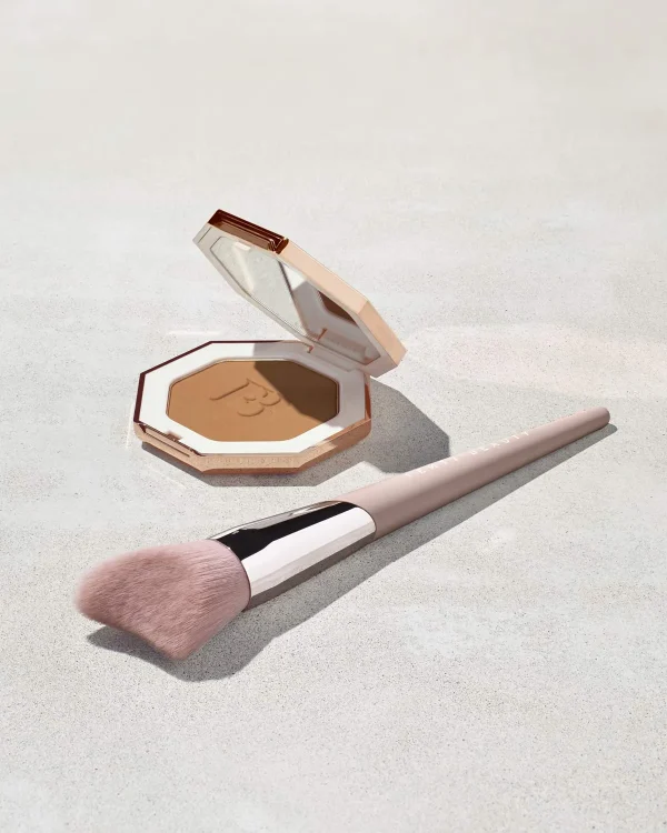 Cheek-Hugging Bronzer Brush 190 - Image 4